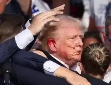 Donald Trump sesaat setelah insiden penyerangan yang terjadi saat kampanye terbuka di Pennsylvania.