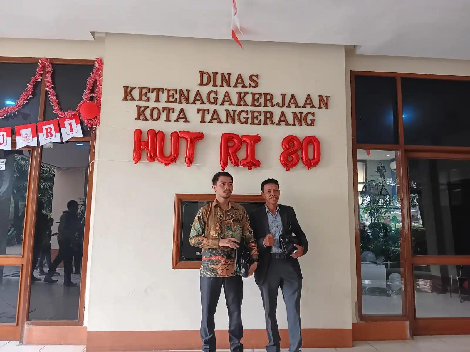 Doniman Aro Hia dan rekan ketika melaporkan PT. Esa Jaya Putra ke Dinas Ketenagakerjaan