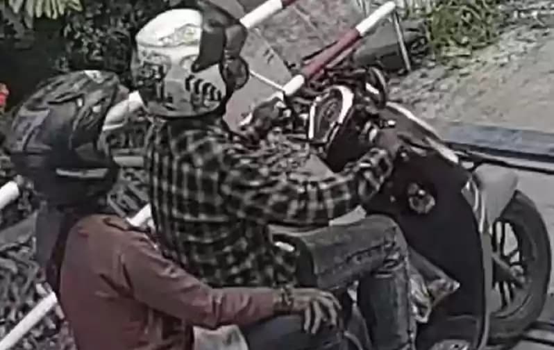Dua pelaku pencurian uang yang terekam CCTV
