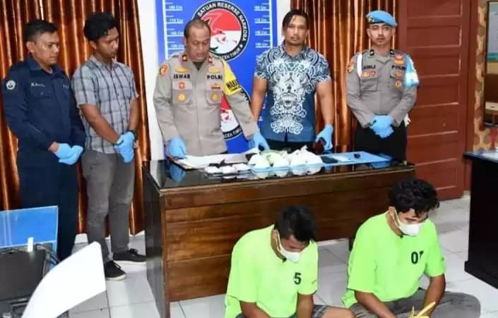Dua terduga pelaku dan barang bukti sabu-sabu
