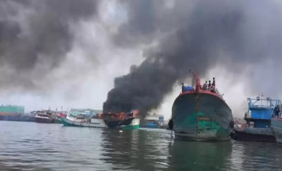 Dua unit kapal di Pelabuhan Muara Baru, Jakut, tampak terbakar