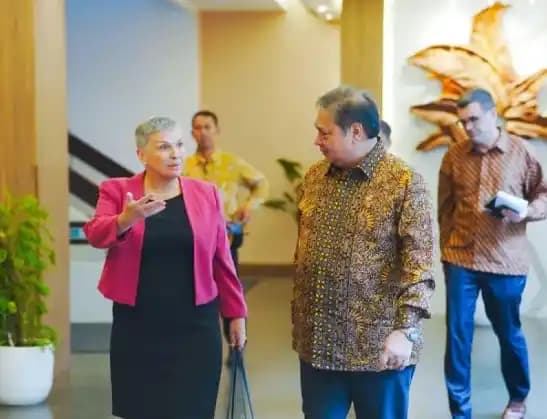 Duta Besar Australia untuk Republik Indonesia Penny Williams (KIRI) dan Menteri Koordinator Bidang Perekonomian Airlangga Hartarto (kanan)