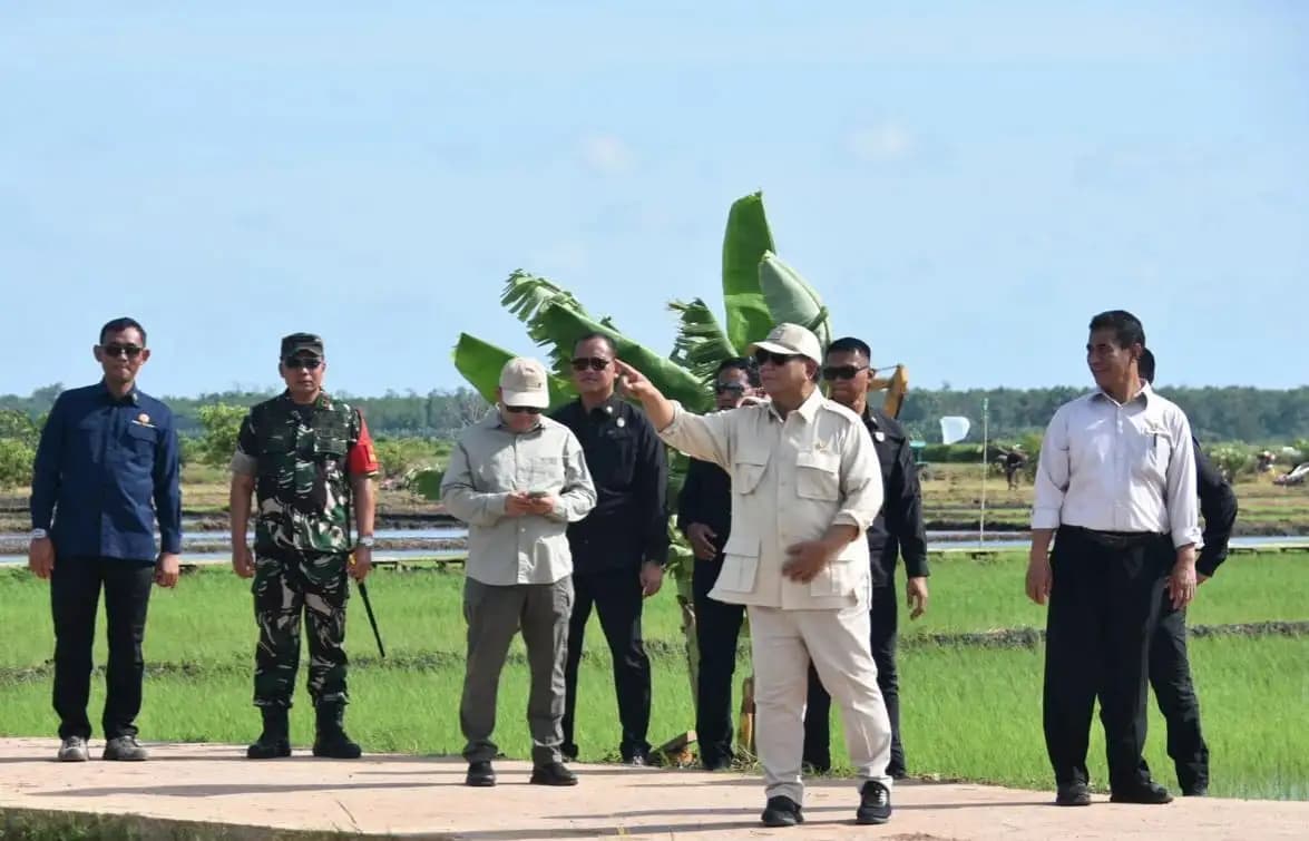 Alasan Prabowo kunjungan perdana ke Merauke dikarenakan Merauke akan menjadi pusat lumbung pangan untuk mewujudkan ketahanan pangan nasional.