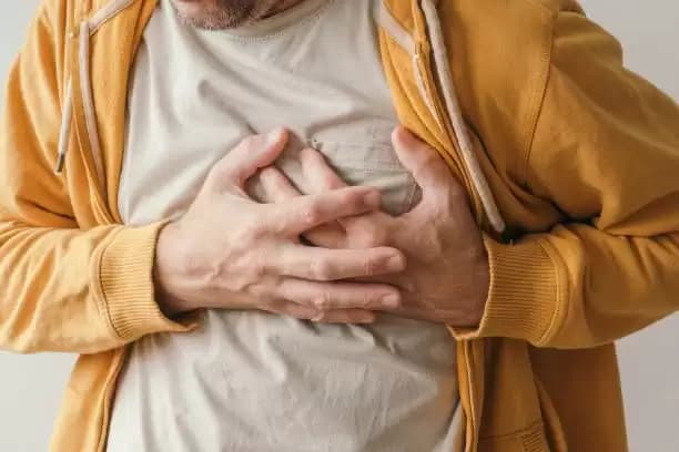 Simak Cara Bedakan Gejala Serangan Jantung dan Maag