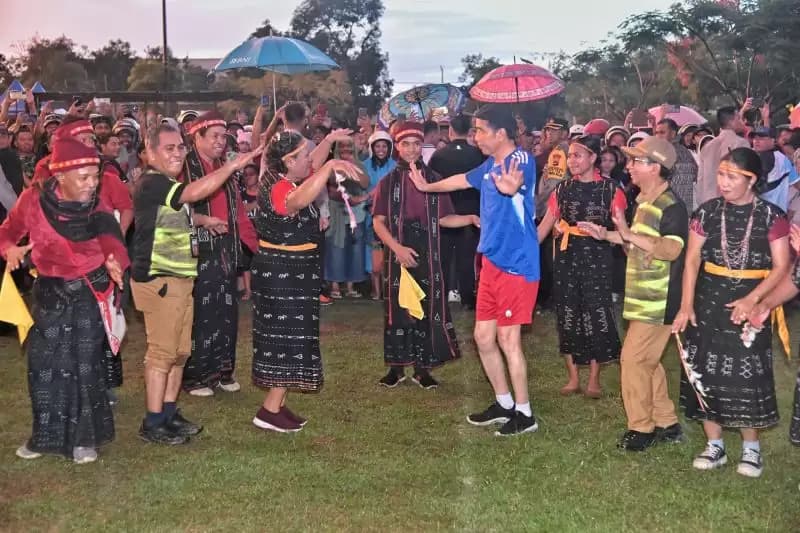 Momen Joko Widodo Main Bola-Menari Ja'i Bersama Warga NTT