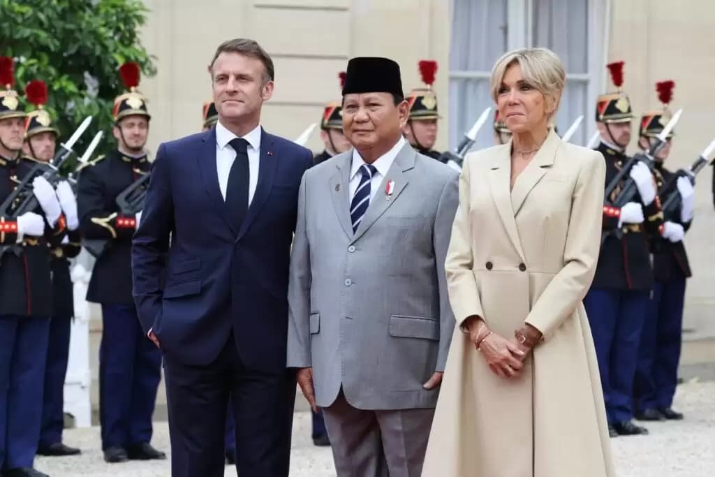 Menhan Prabowo berjalan di karpet merah bersama Presiden Prancis beserta istri, Brigitte Macron (Foto: Istimewa)