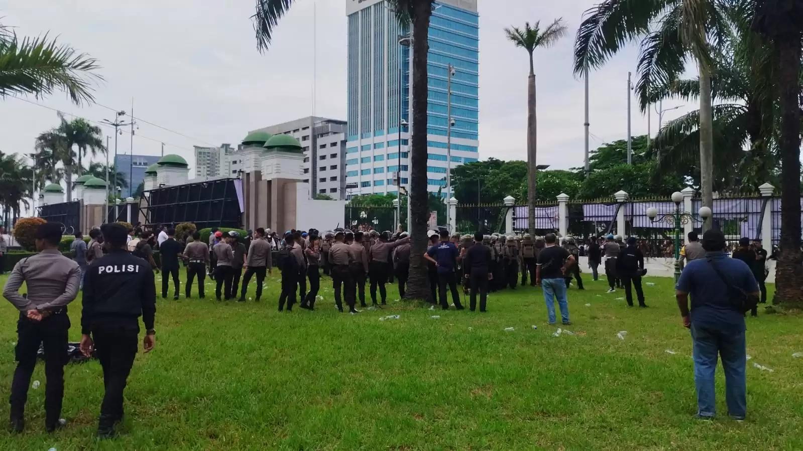 Polisi bersiaga mengamankan demo APDESI (Foto: MI/Dhanis)
