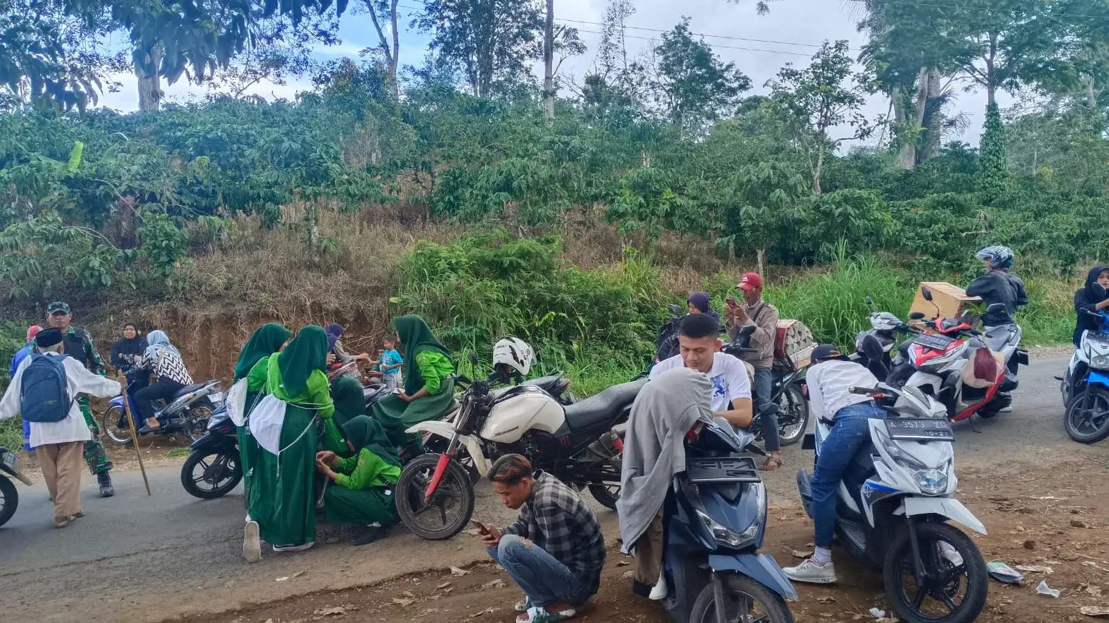 Para pengendara sepeda motor menunggu jalur dibuka