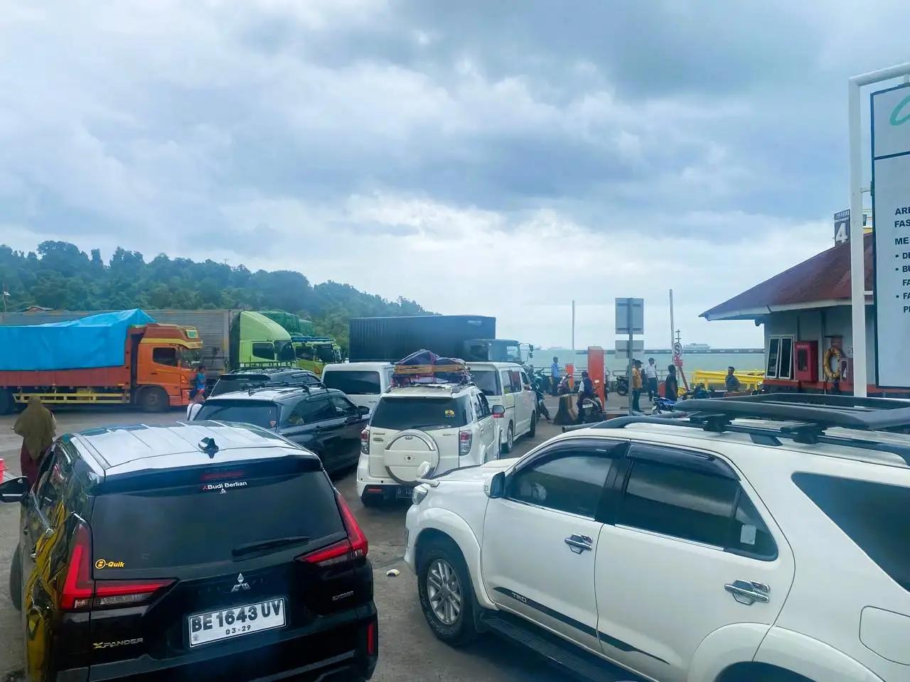 Antrean kendaraan roda empat saat hendak memasuki kapal (Foto: MI/Nuramin)