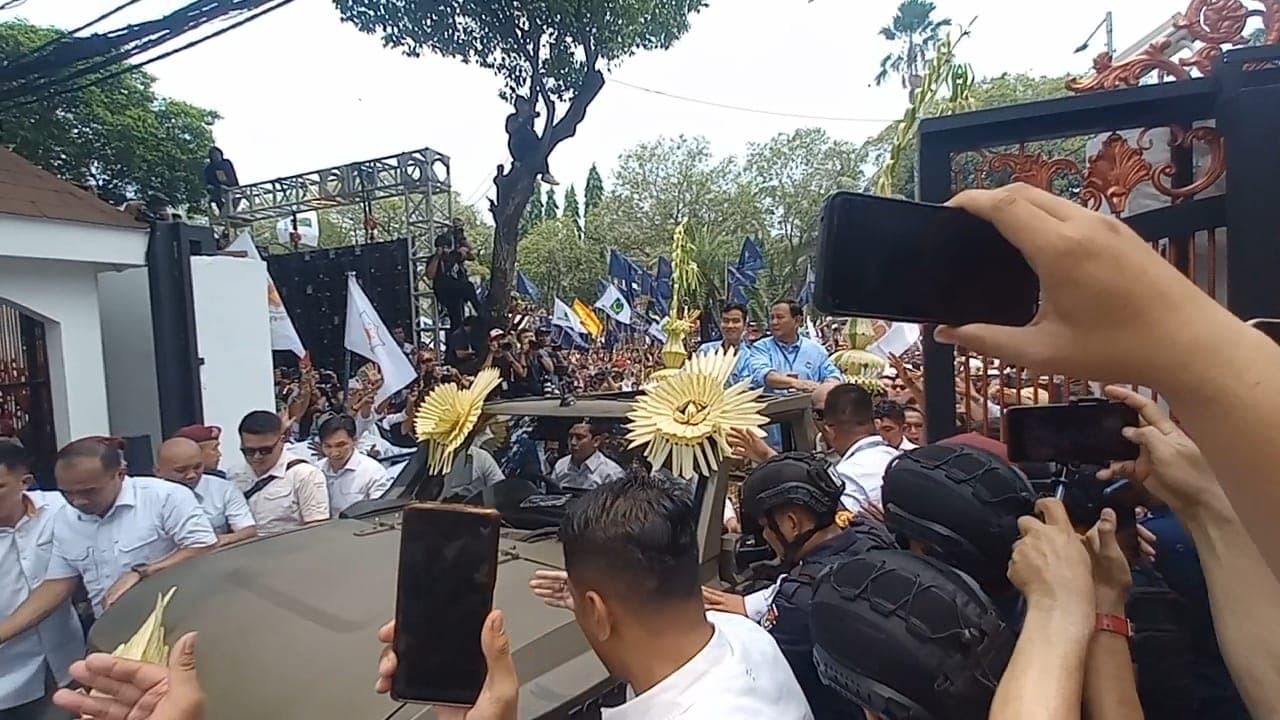 Drumband Iringi Kedatangan Prabowo-Gibran ke KPU