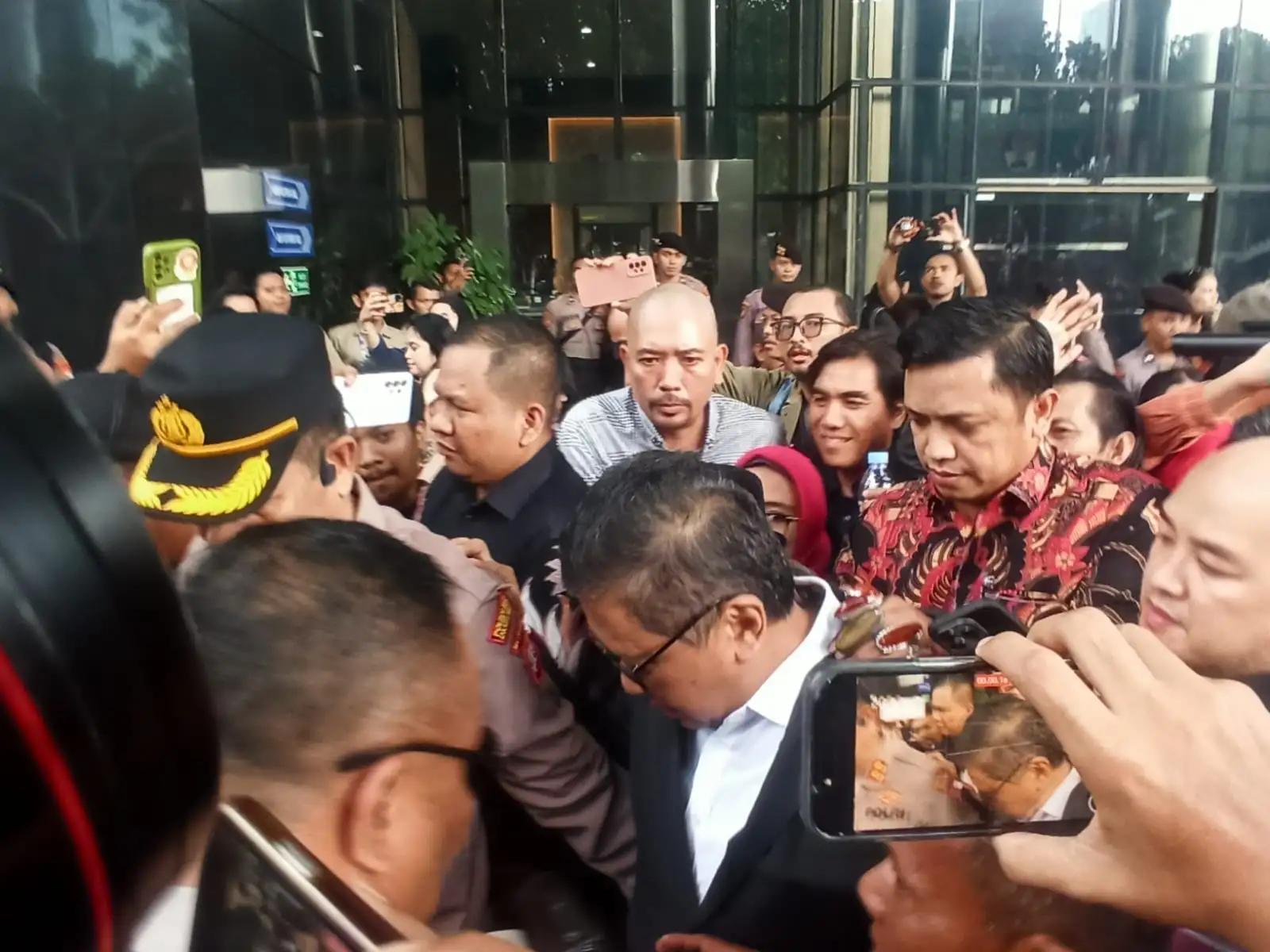 Hasto Kristiyanto hendak memasuki mobil usai dilakukan pemerikasaan oleh KPK (Foto: MI/Albani)