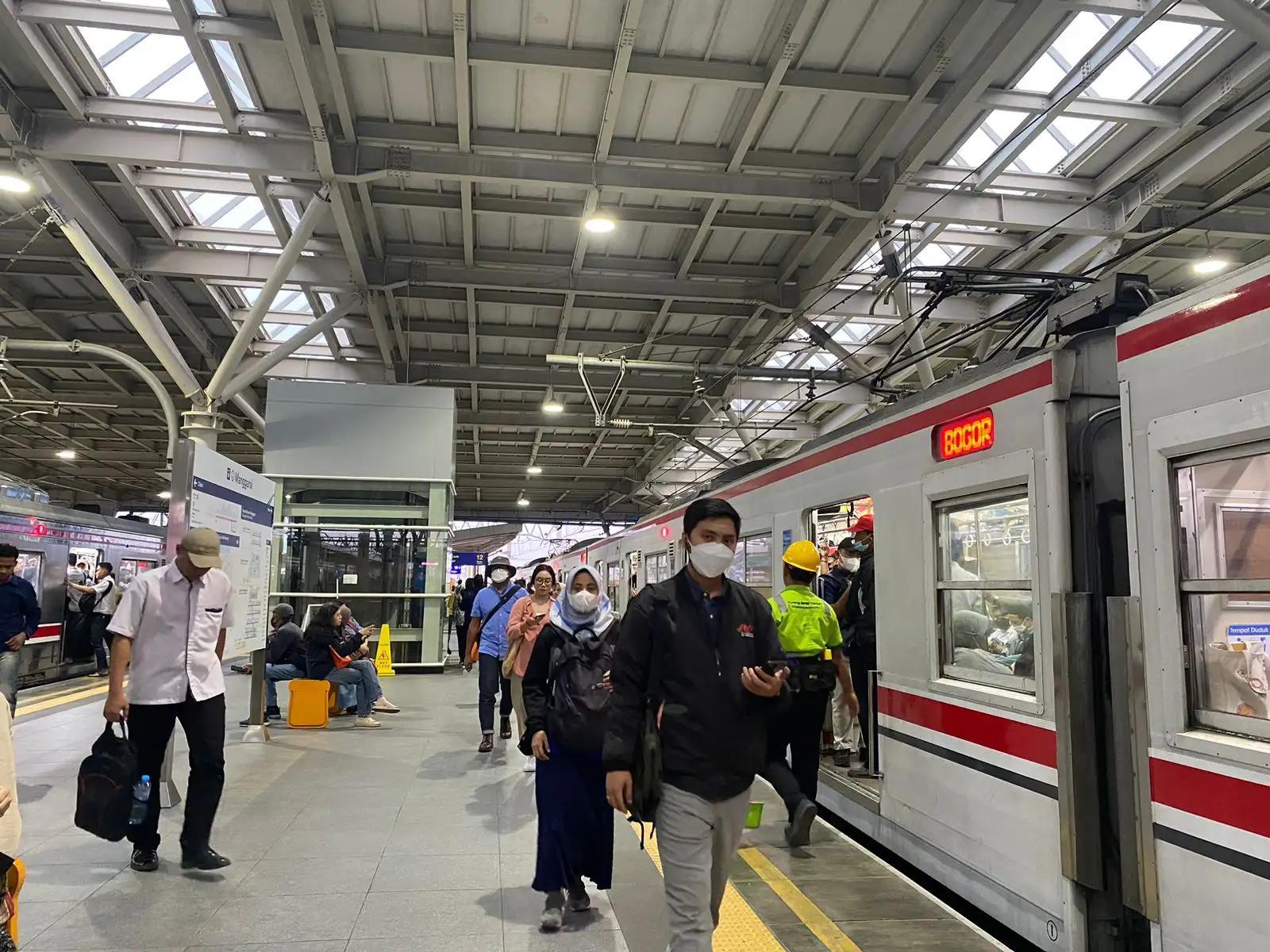 Para penumpang KRL Manggarai berjalan menuju tangga Exit (Foto: MI/Nuramin)