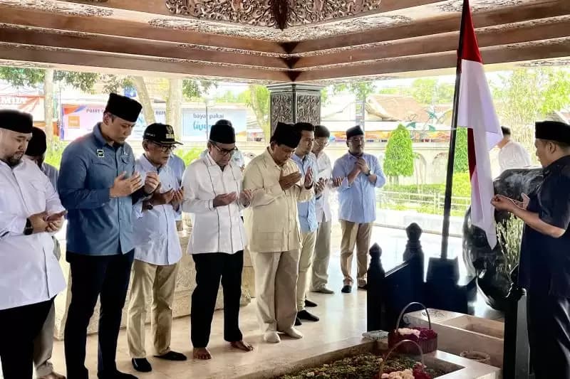 Ditemani AHY dan Didi Mahardika, Prabowo Ziarah ke Makam Bung Karno di Blitar