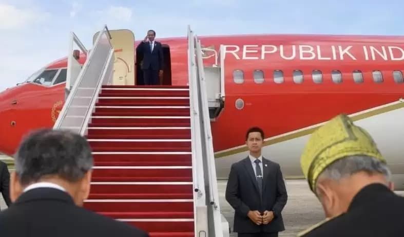 Jokowi Kembali ke RI Usai Hadiri Resepsi Pangeran Mateen di Brunei