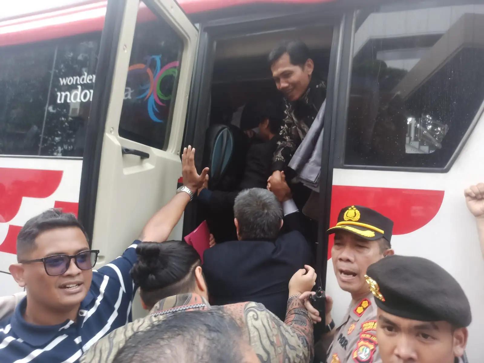Sejumlah petugas kepolisian kawal Hasto Kristiyanto (Foto: MI/Albani)