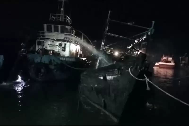 Kebakaran Kapal Cumi di Muara Baru