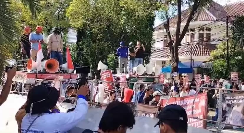 Massa Tolak Hasil Pemilu Mulai Padati Gedung KPU