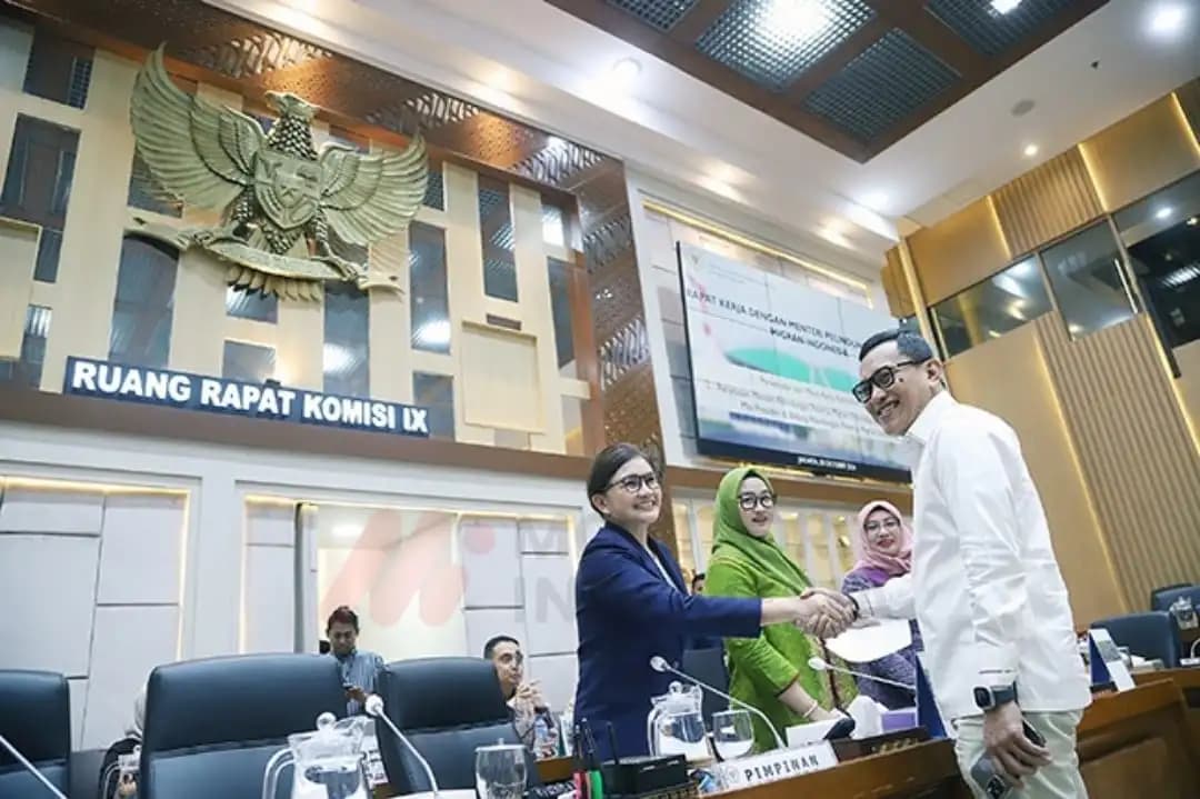 Abdul Kadir berjabat tangan dengan Ketua Komisi IX DPR Felly Estelita Runtuwen. (Foto: Dok MI/Charles Ulag)