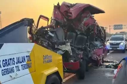 elf tabrak truk