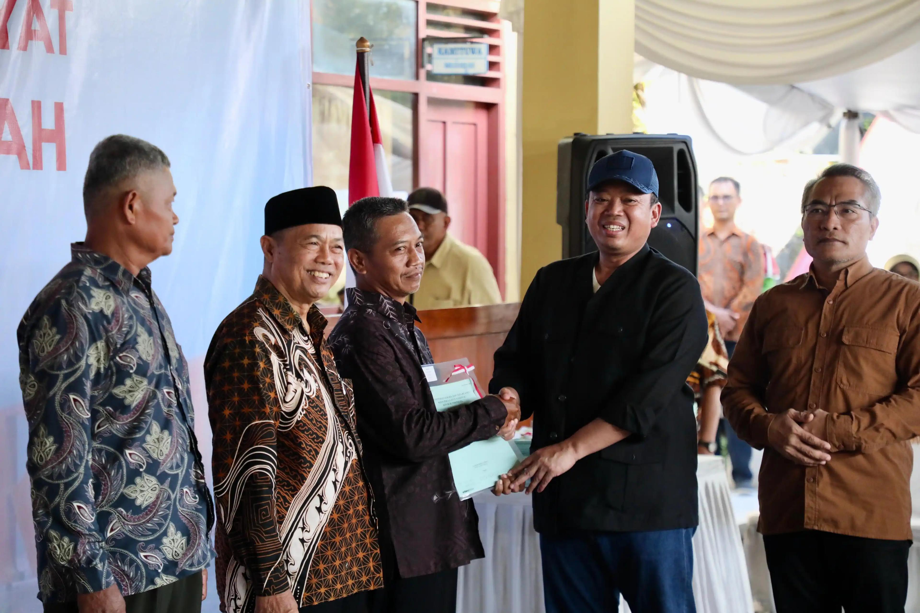 enteri Agraria dan Tata Ruang/Kepala Badan Pertanahan Nasional (ATR/BPN), Nusron Wahid, saat menyerahkan 811 sertipikat tanah kepada warga Parangtritis.