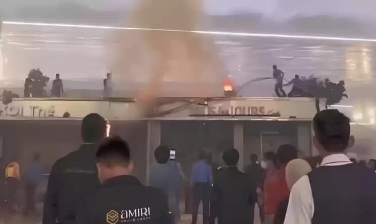 etugas berupaya melakukan pemadaman api membakar tenan di Terminal 3 Bandara Internasional Soetta