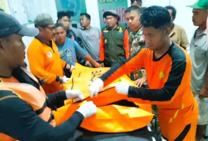 Evakuasi Jasad Bayi Hanyut