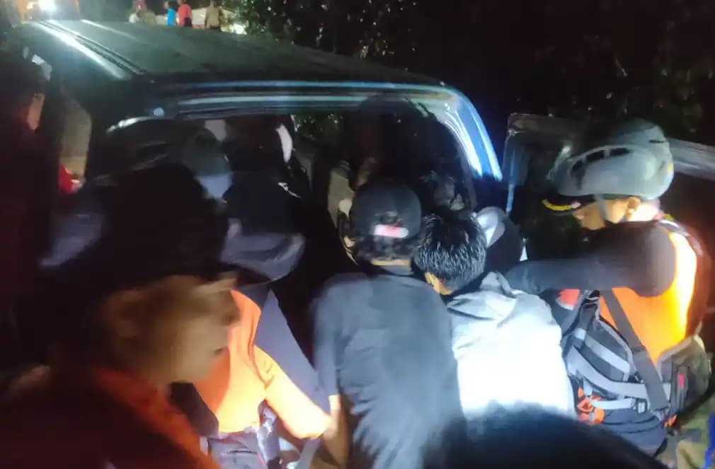 Evakuasi korban banjir bandang di Desa Banjar, Kabupaten Buleleng, Bali