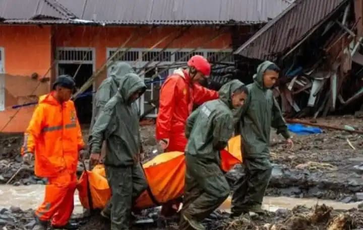 Evakuasi Korban Banjir di Sumatera