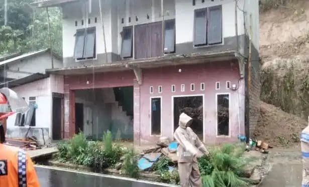 Evakuasi Korban Longsor di Cianjur