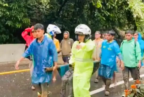 Evakuasi Korban Longsor