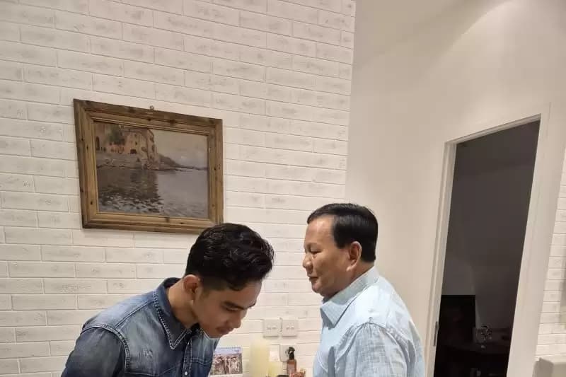 Menang Pilpres, Gibran Perdana Bertemu Prabowo di Perayaan Ultah Didit