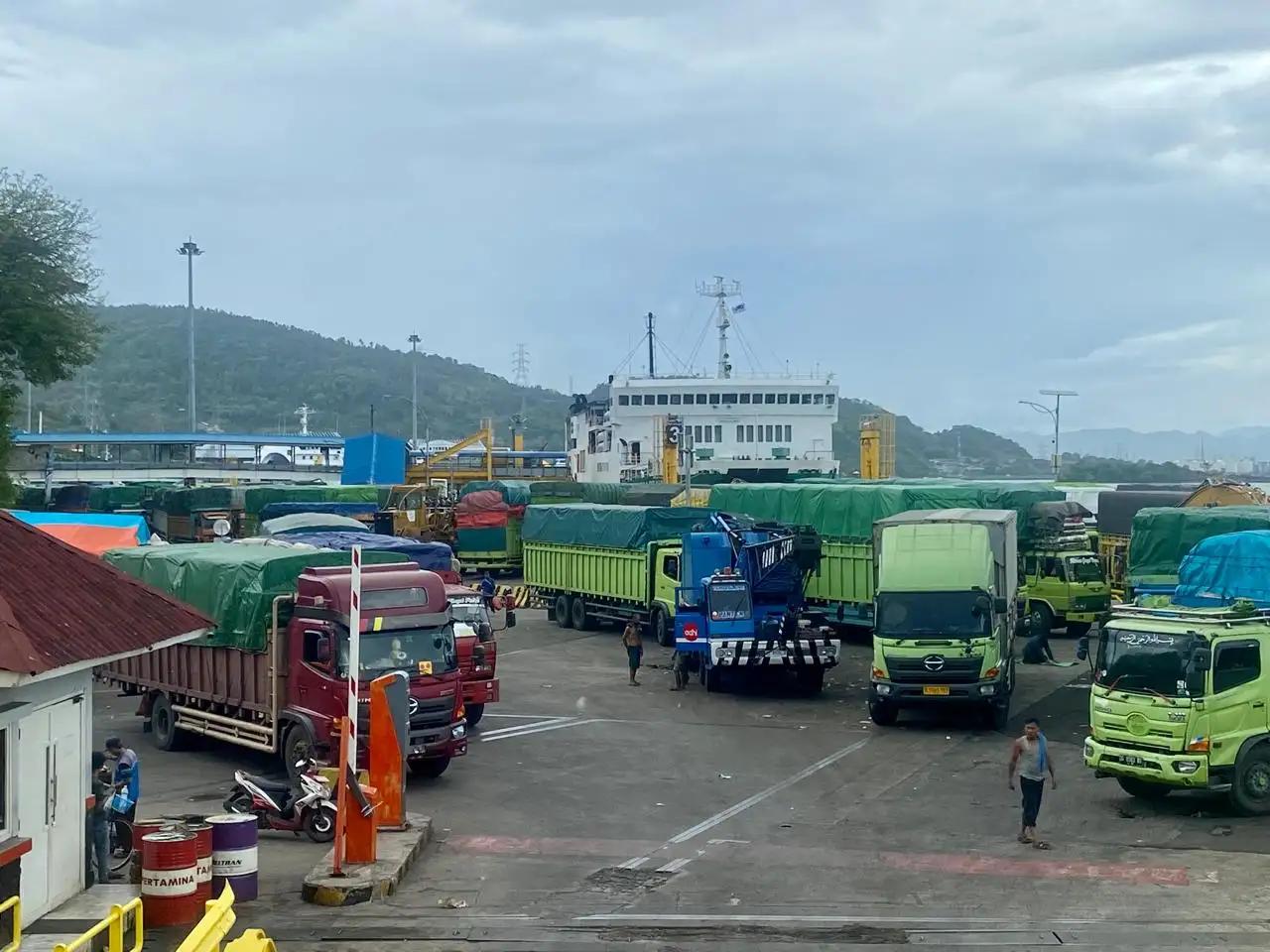 Antrean Sejumlah mobil truk hendak memasuki kapal di Pelabuhan Merak, Banten (Foto: MI/Nuramin)