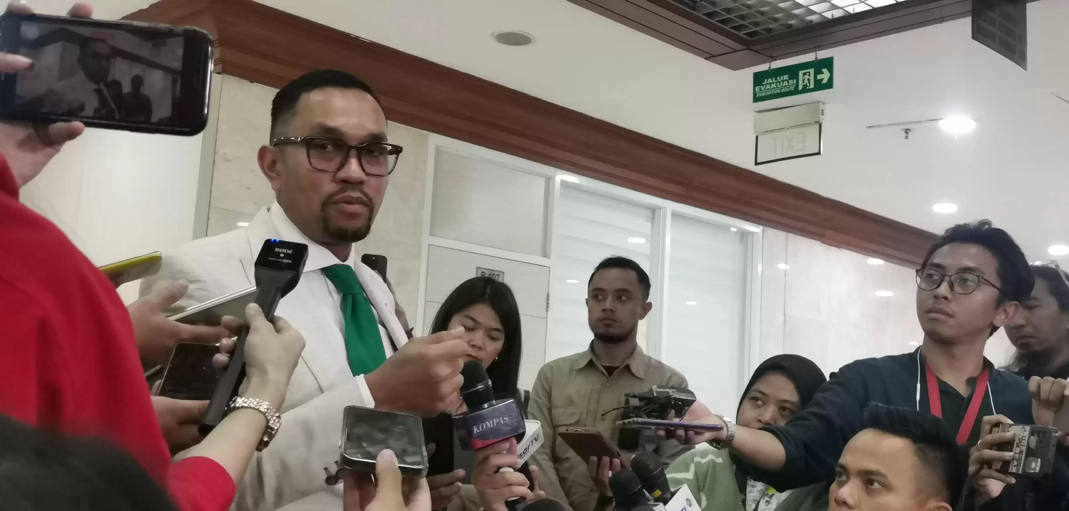 Ahmad Sahroni Minta KPK Tunda Pemeriksaan