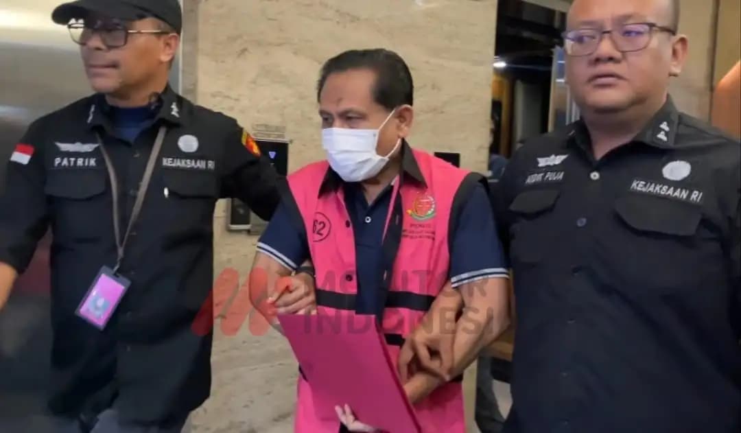 Eks Ketua PN Surabaya Rudi Suparmono mengenakan rompi tahanan (Foto: Dok MI/Aswan)