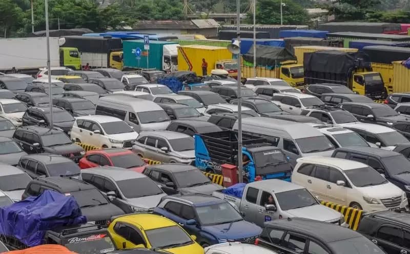 Pelabuhan Merak Banten Dipadati Antrian kendaraan Akibat Cuaca Buruk