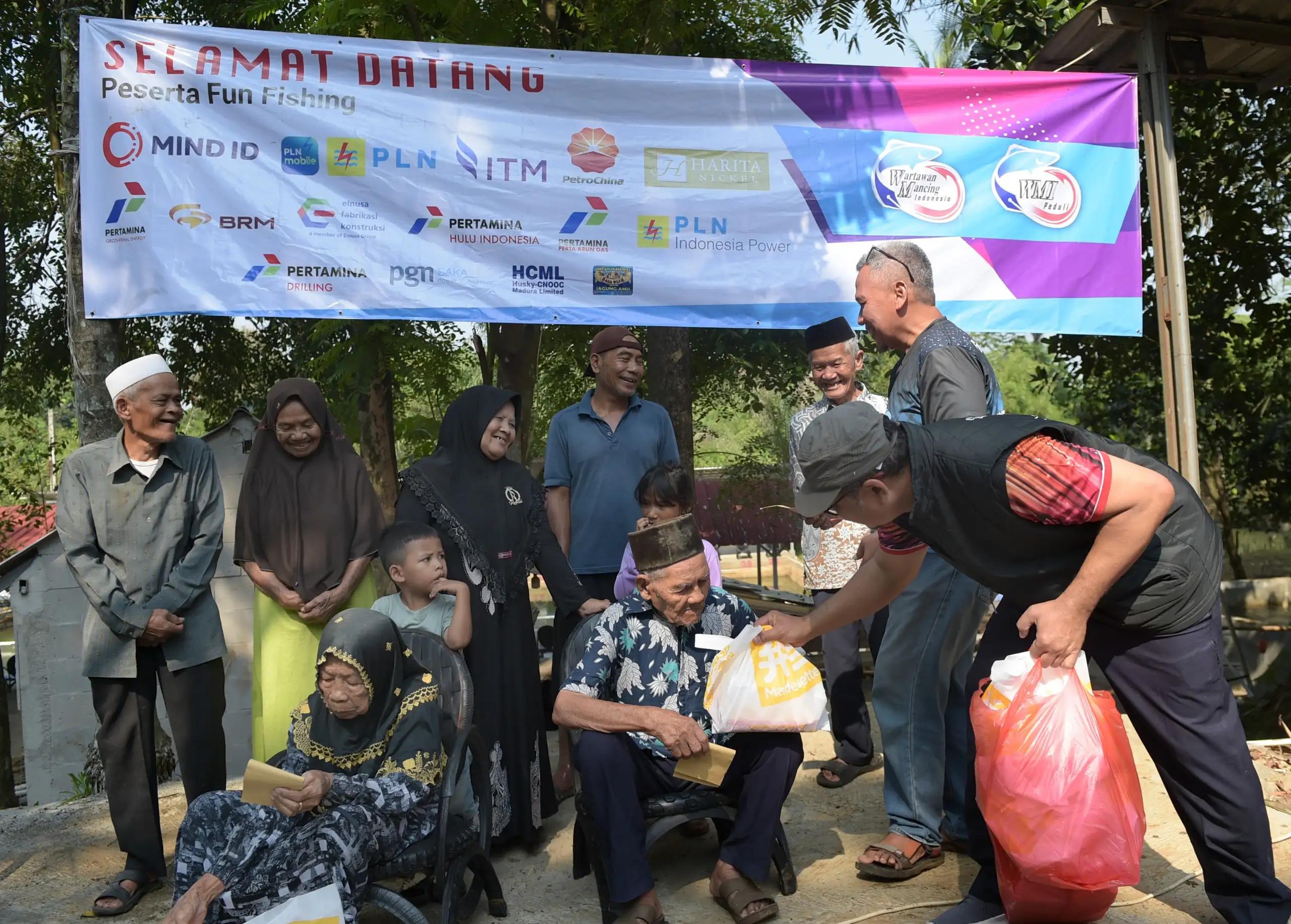 Wartawan memberikan bantuan sosial kepada masyarakat sekitar