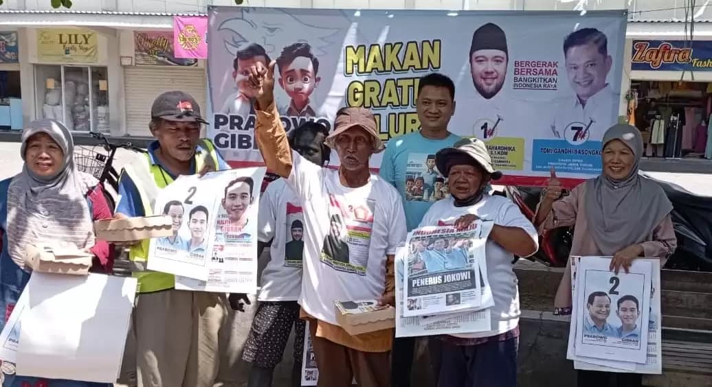 Tomi Gandhi dan Cucu Bung Karno kembali Bagikan Makan Gratis di Ngunut Tulungagung