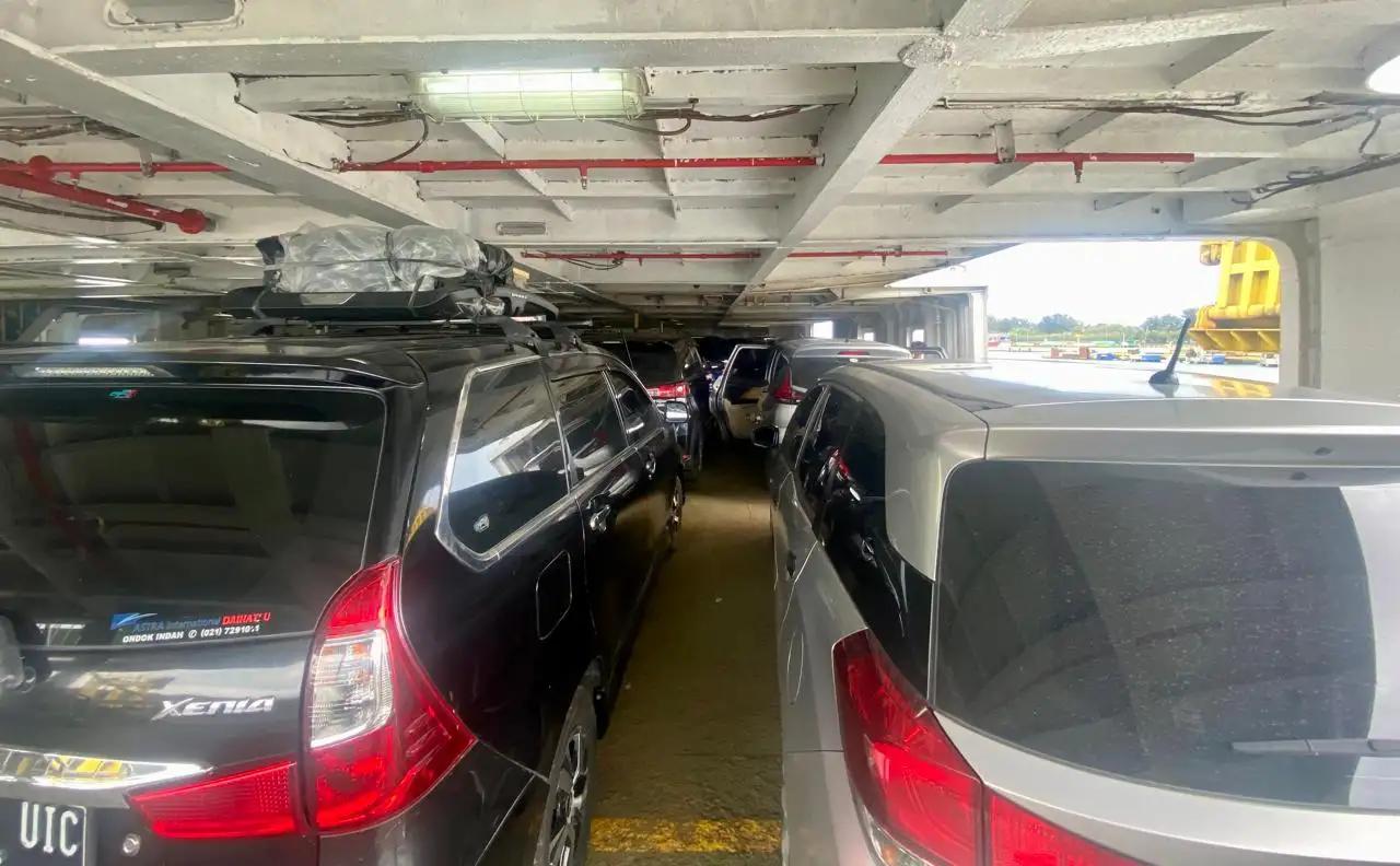 Kendaraan Roda empat berada di dalam parkiran kapal (Foto: MI/Nuramin)