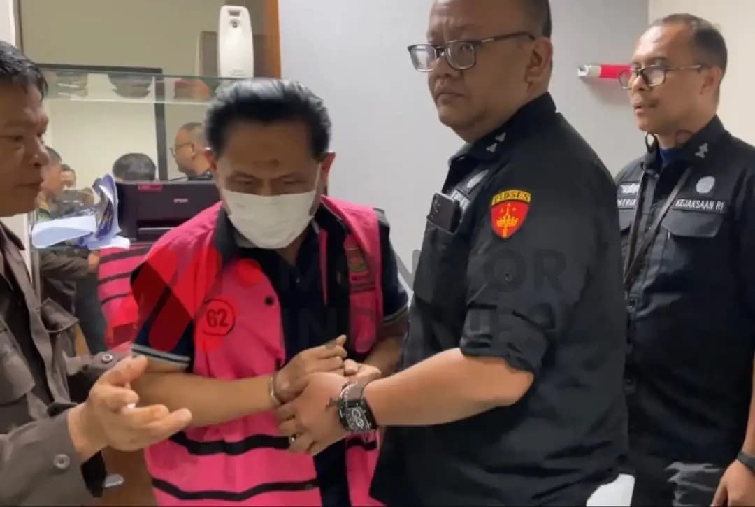 Eks Ketua PN Surabaya Rudi Suparmono mengenakan rompi tahanan (Foto: Dok MI/Aswan)