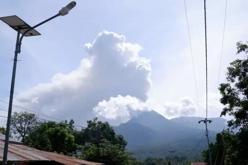 Gunung Lewotobi Laki-laki Muntahka Abu Vulkanik Setinggi 1.000 Meter