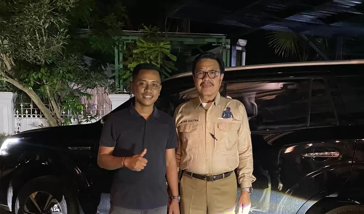 Mantan Gubernur Sultra, Nur Alam (kanan) dan Ketum Ikatan Pemuda Mahasiswa Muna Barat (IPMMB) Jakarta, Rivaldi Ramudin (kiri) (Foto: Dok MI)