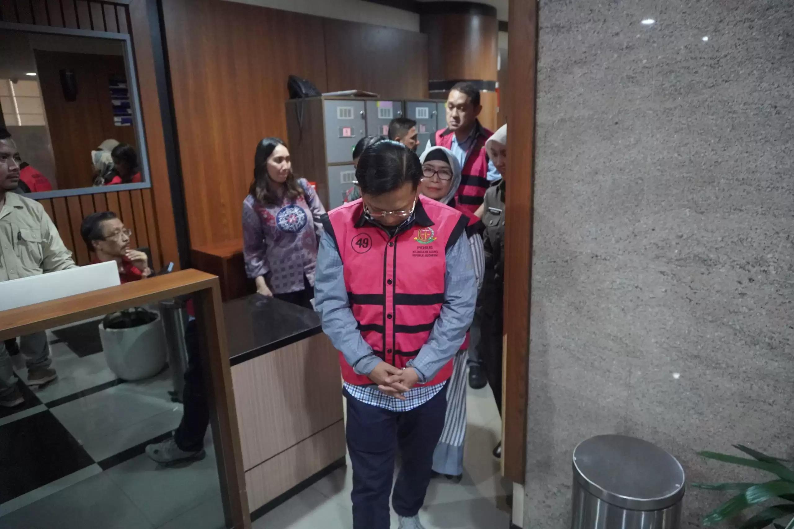 Para tersangka dijerat Pasal 2 ayat 1 dan Pasal 3 juncto pasal 18 UU Tipikor junto pasal 55 ayat 1 ke 1 KUHP