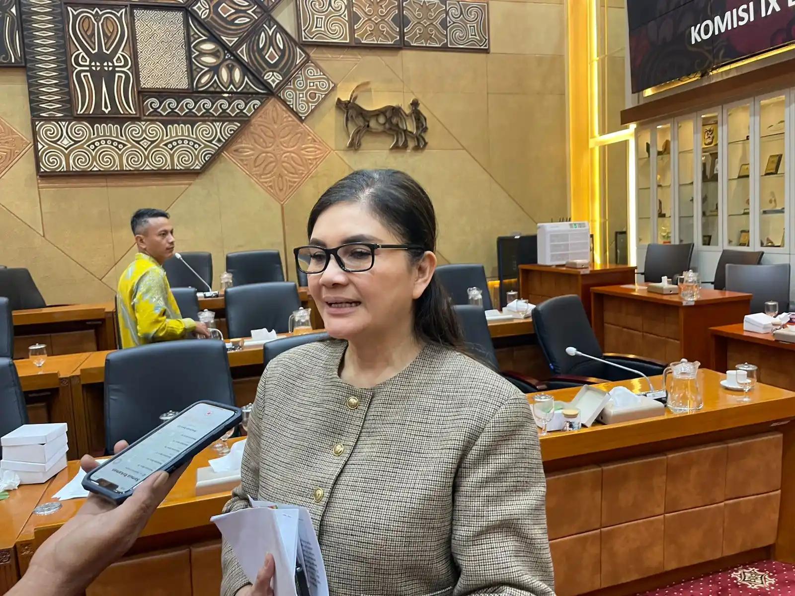 Felly  Estelita Runtuwene