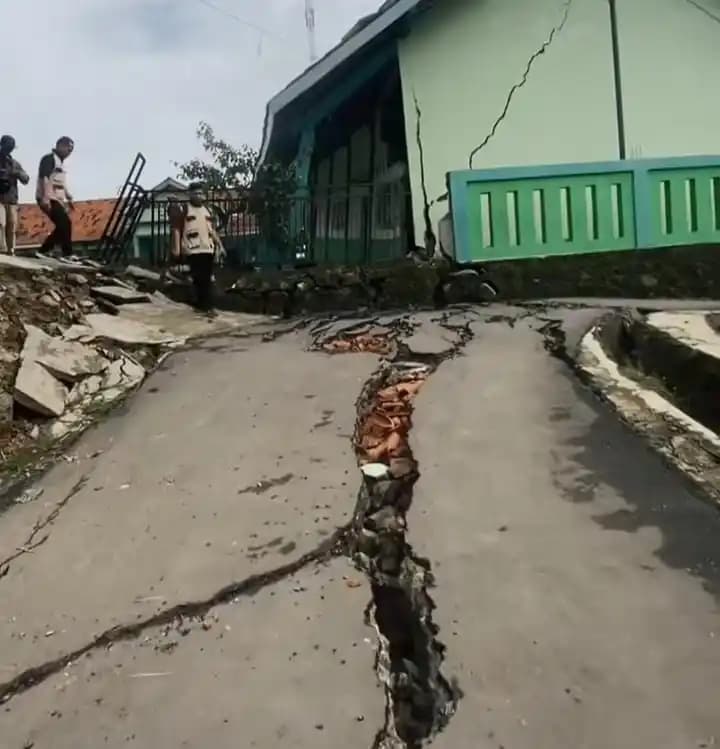 Fenomena pergerakan tanah di Desa Padasari, Kecamatan Jatinegara, Kabupaten Tegal