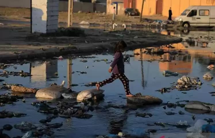 Foto Air limbah terlihat di kamp pengungsi di kota Deir al-Balah, Jalur Gaza