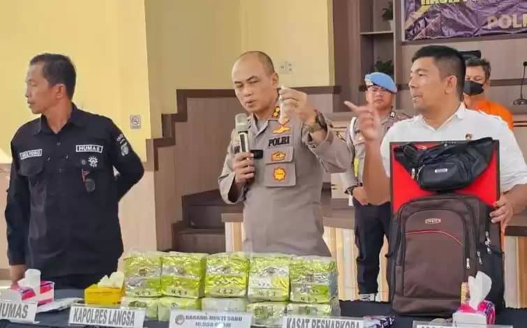 Foto AKBP Andy Rahmansyah memperlihatkan barang bukti sabu-sabu