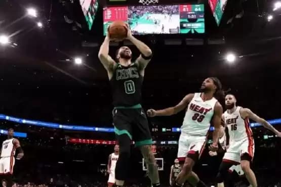 Foto Aksi pemain Boston Celtics, Jayson Tatum