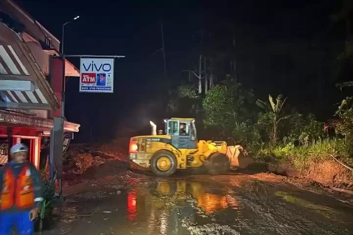 Foto Alat Berat Bersihkan Jalan Longsor