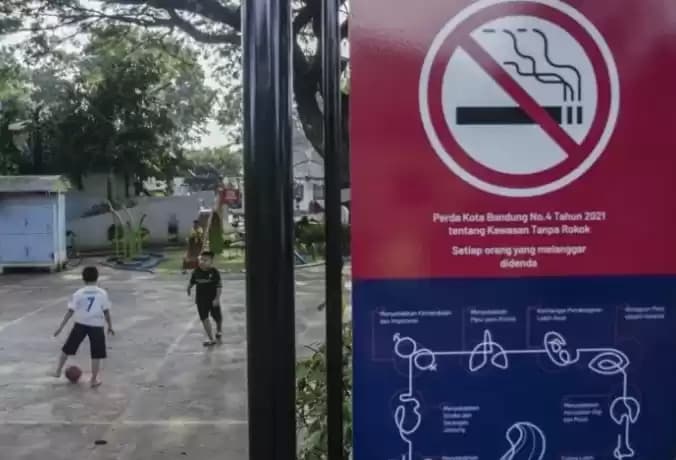 Foto Anak Bermain Diarea Bebas Asap Roko