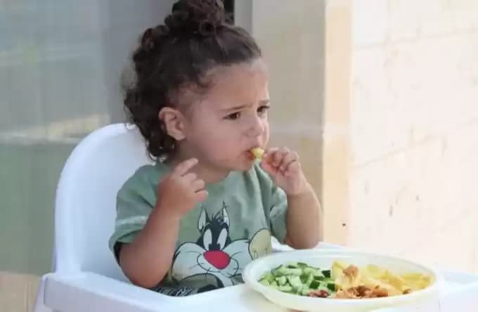 Foto Anak Sedang Makan